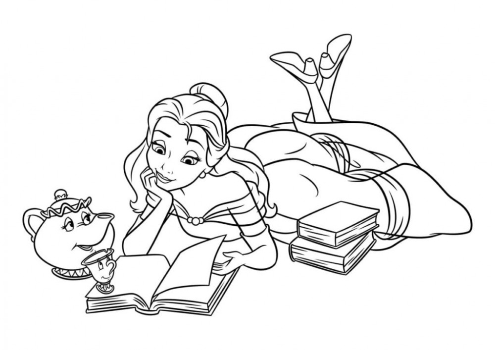 Белль читает книги в компании Чипа и Миссис Поттс.