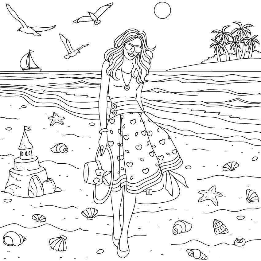 Девушка гуляет на берегу моря.
