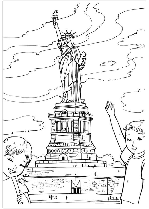 Дети фотографируются возле статуи Свободы.