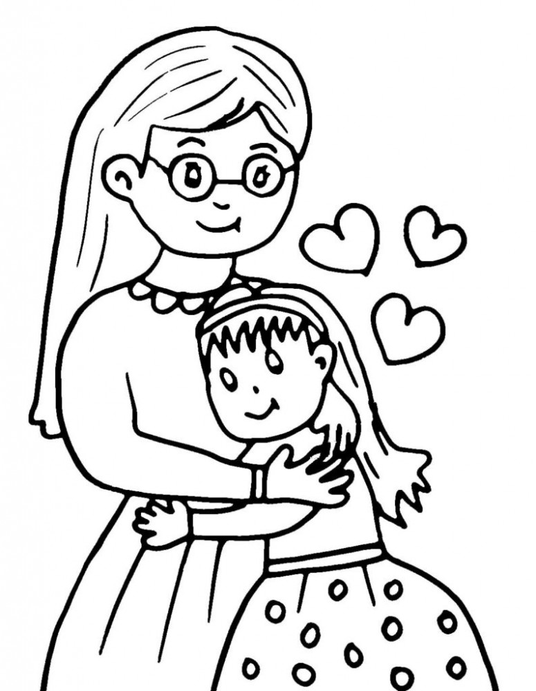 Девочка обнимает маму