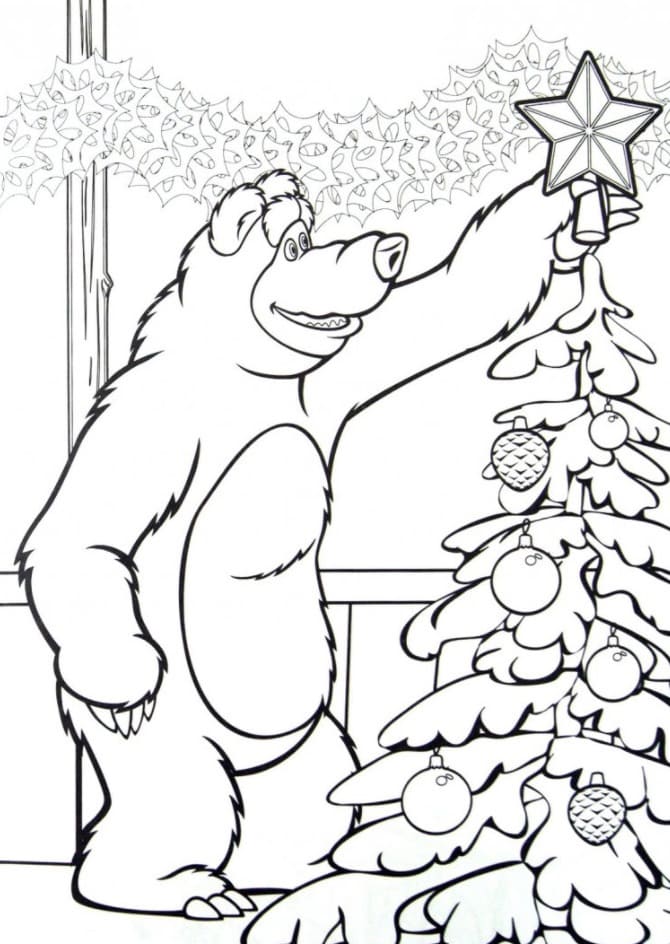 Медведь украшает елку