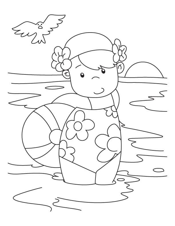 Девочка купается на море