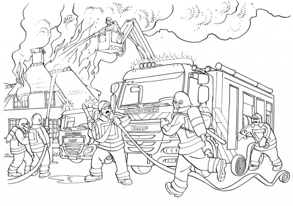 Пожарные тушат огонь