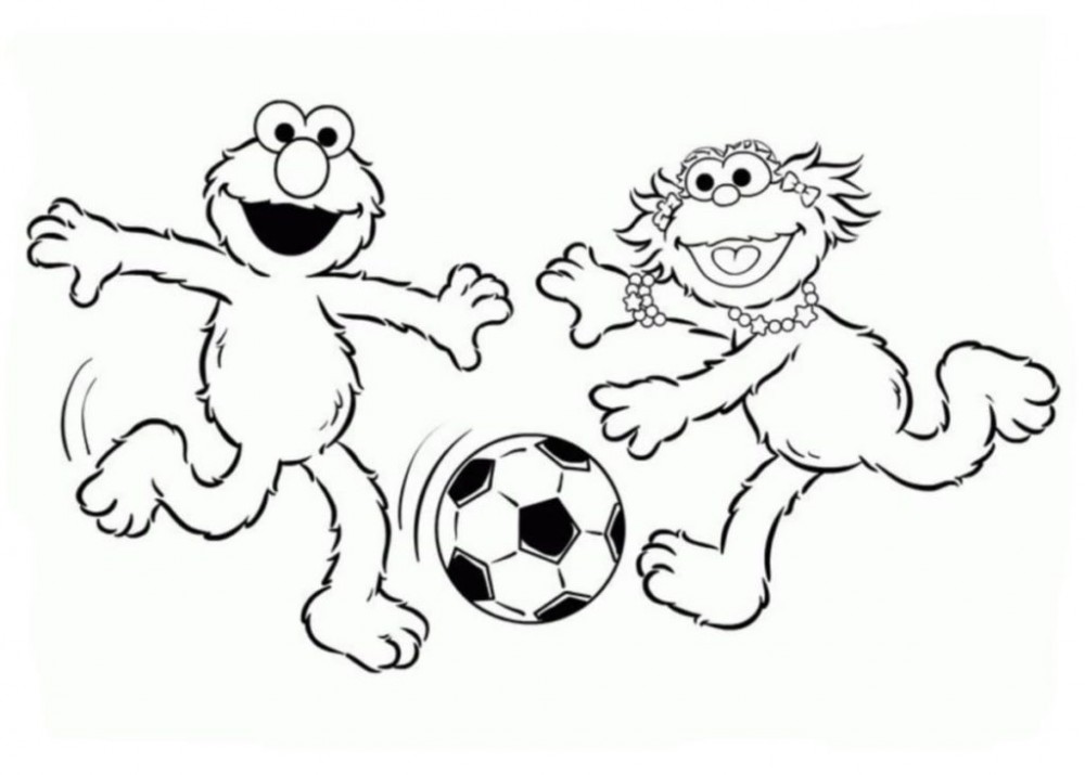 Элмо и Зои играют в футбол.