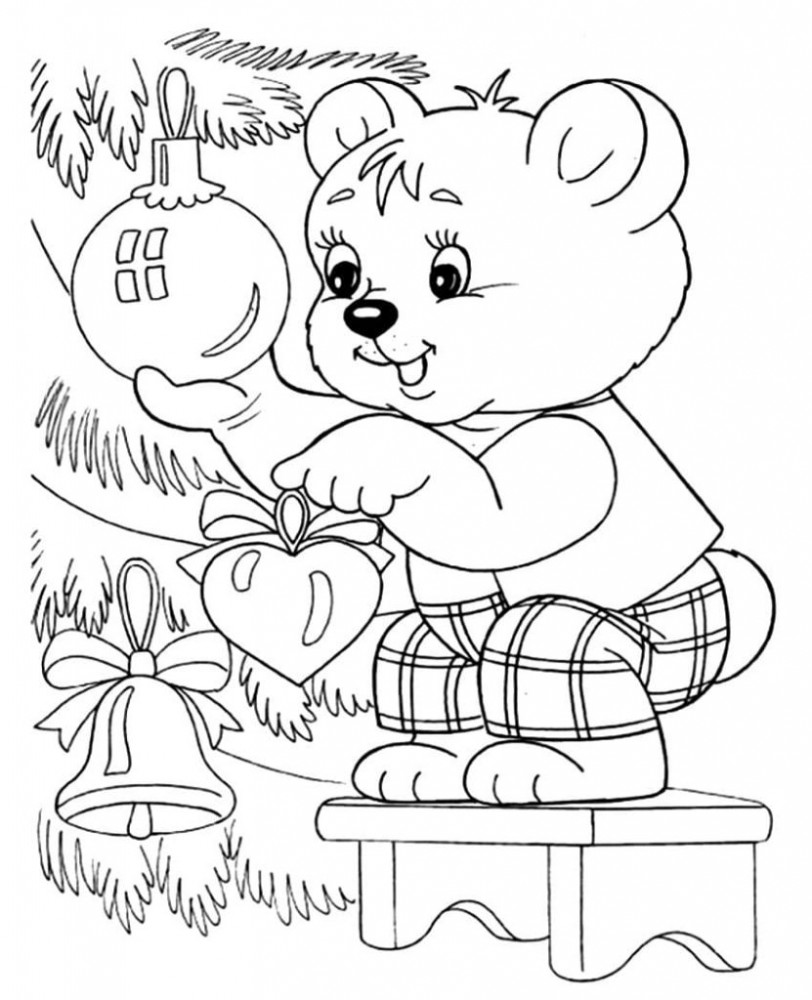 Медвежонок украшает елку