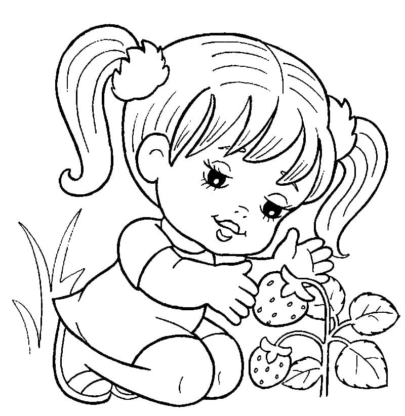 Девочка собирает клубнику в саду