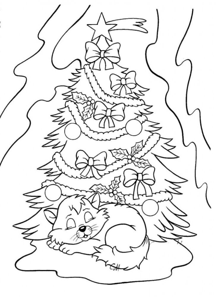 Кот спит под новогодней елкой